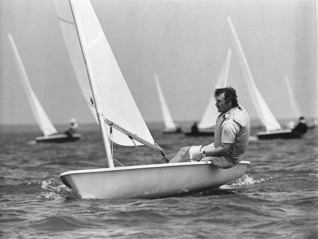 Foto in bianco e nero degli anni Settanta: un velista in regata su una deriva nel Golfo di Oristano